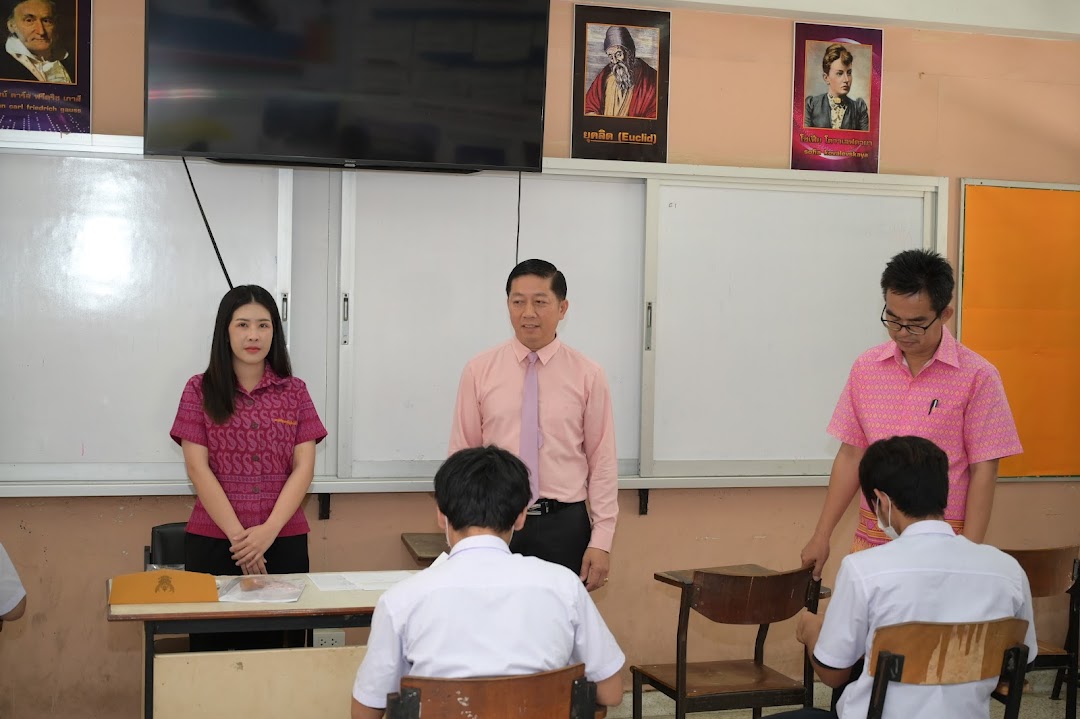 ผู้อำนวยการวิทยาลัยเทคนิคอุทัยธานี  พร้อมด้วยคณะผู้บริหาร ได้เยี่ยมชมพูดคุย กับครูผู้ควบคุมการสอบ และให้กำลังใจนักเรียน นักศึกษา ในการสอบปลายภาค